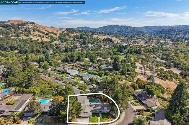 445 Kingsford Dr, Moraga, CA 94556