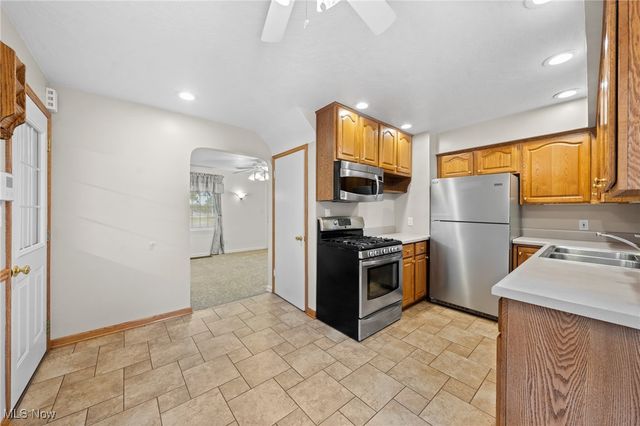 25 S Van Buren Avenue, Barberton, OH 44203