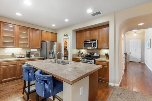 3662 W River Dr, Sacramento, CA 95833