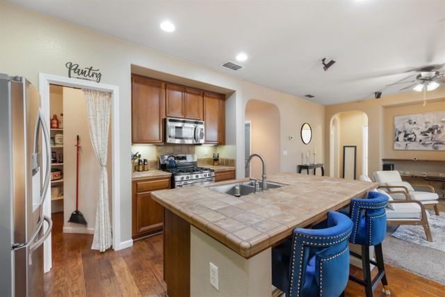 3662 W River Dr, Sacramento, CA 95833