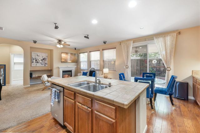 3662 W River Dr, Sacramento, CA 95833