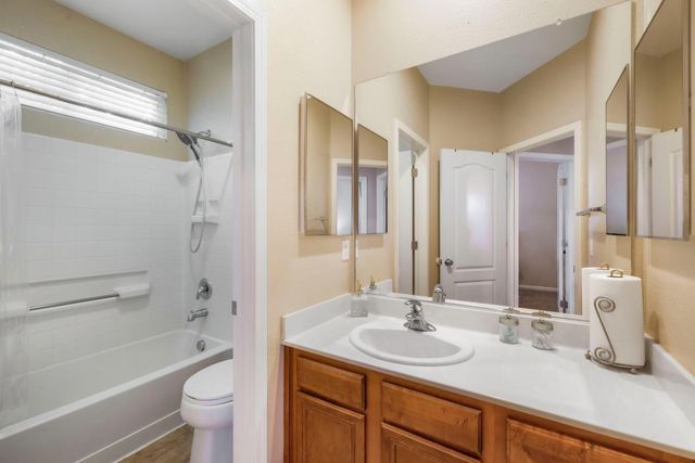 3662 W River Dr, Sacramento, CA 95833