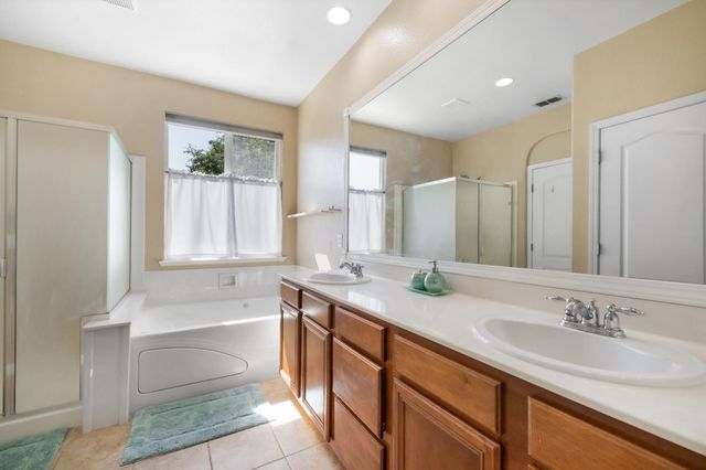 3662 W River Dr, Sacramento, CA 95833