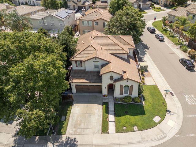 3662 W River Dr, Sacramento, CA 95833