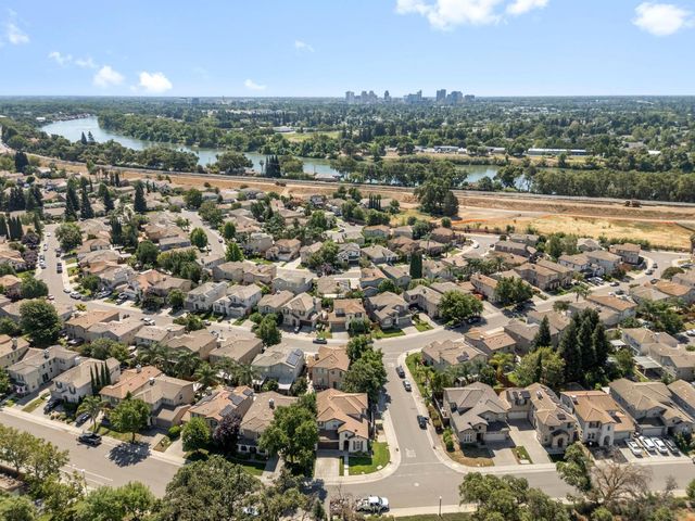 3662 W River Dr, Sacramento, CA 95833