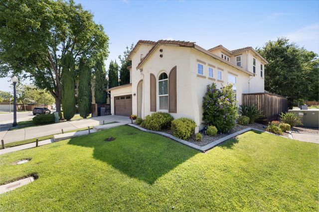 3662 W River Dr, Sacramento, CA 95833