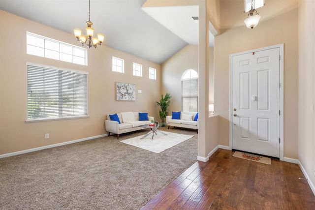 3662 W River Dr, Sacramento, CA 95833