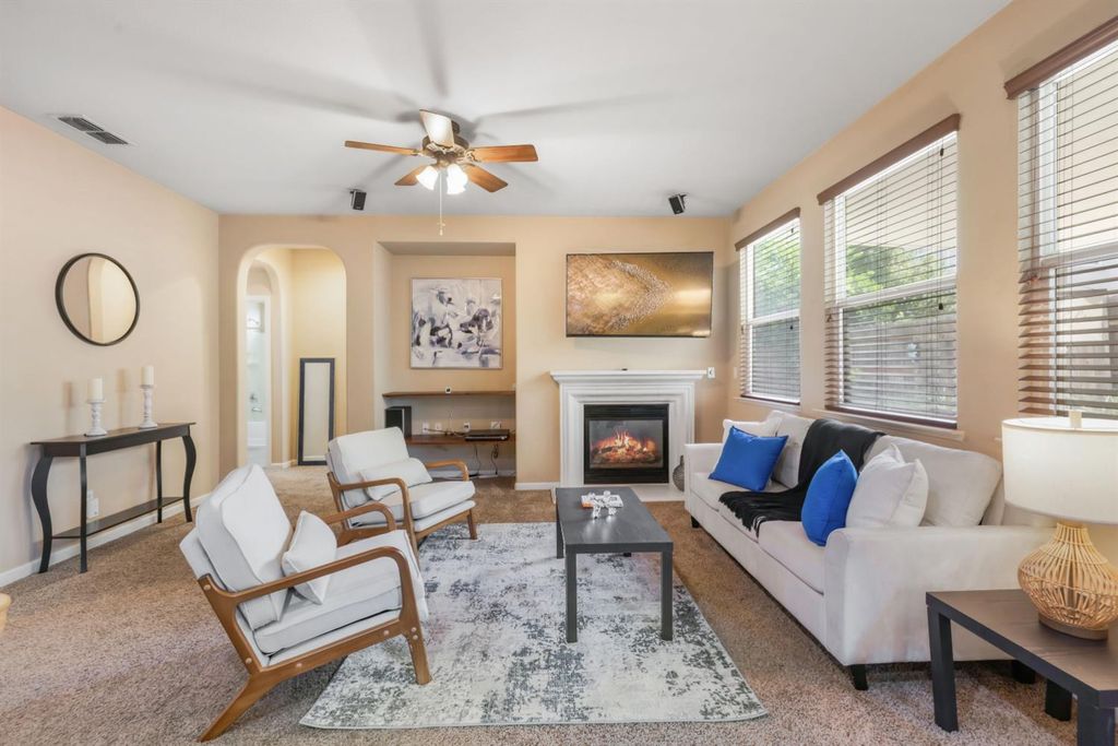 3662 W River Dr, Sacramento, CA 95833