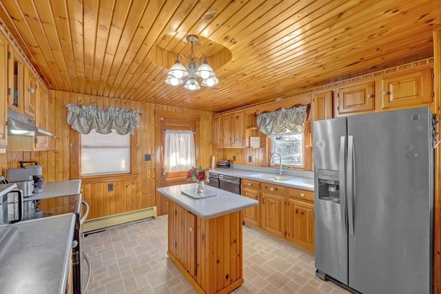 72 Youngs Rd, Lunenburg, MA 01462