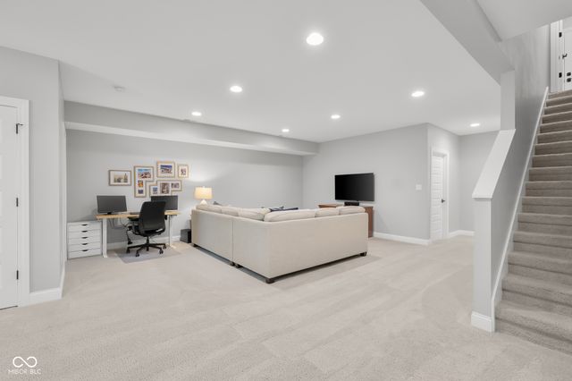 2013 Deer Creek Circle, Columbus, IN 47201