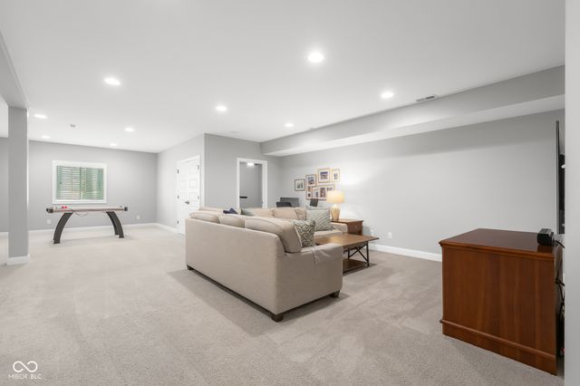 2013 Deer Creek Circle, Columbus, IN 47201