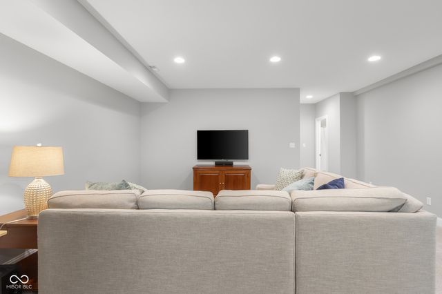 2013 Deer Creek Circle, Columbus, IN 47201