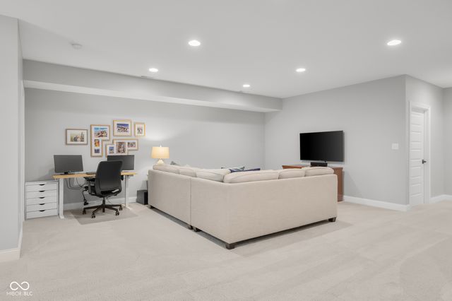 2013 Deer Creek Circle, Columbus, IN 47201
