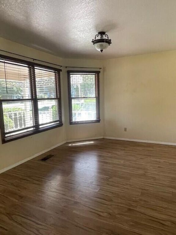 Image 12 of property listing at 144 E Parkview Avenue, Visalia, CA 93277