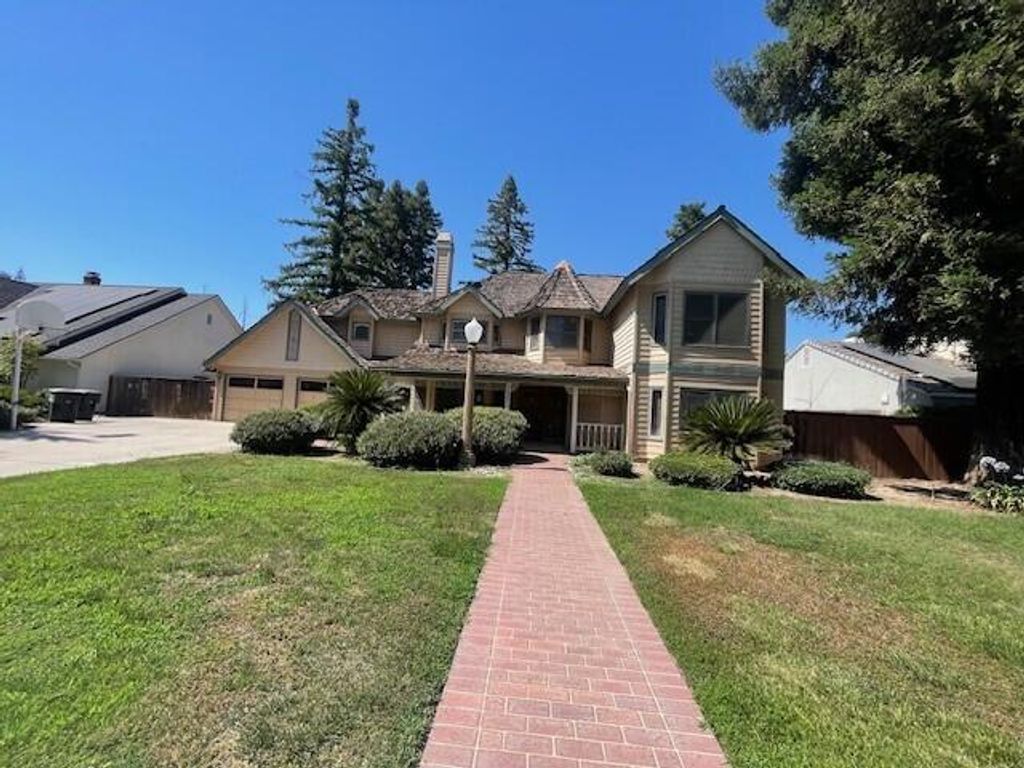 Image 2 of property listing at 144 E Parkview Avenue, Visalia, CA 93277
