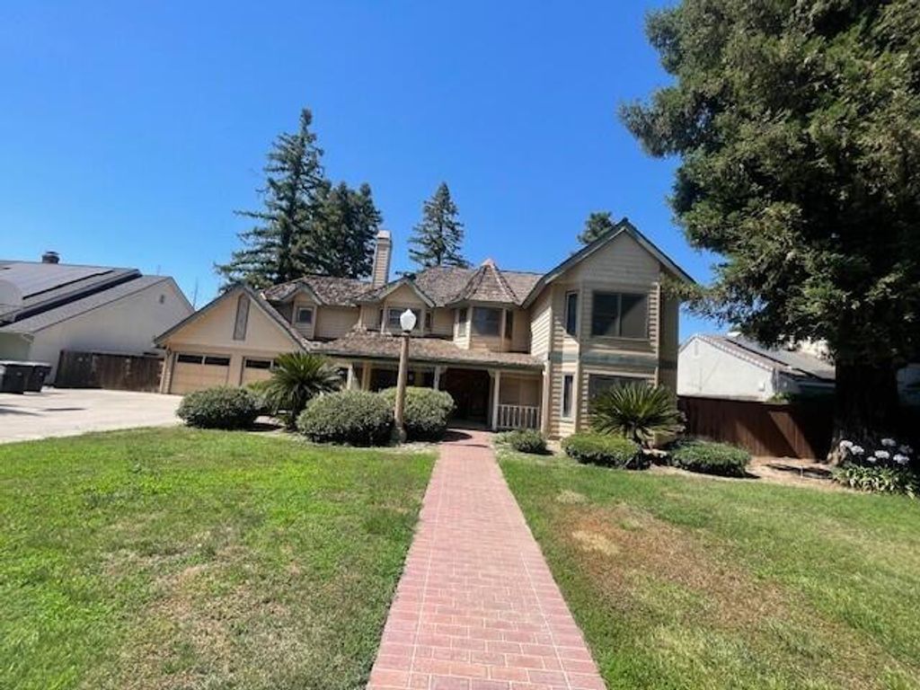 Image 3 of property listing at 144 E Parkview Avenue, Visalia, CA 93277
