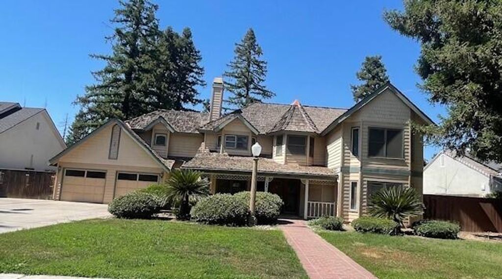 Image 4 of property listing at 144 E Parkview Avenue, Visalia, CA 93277
