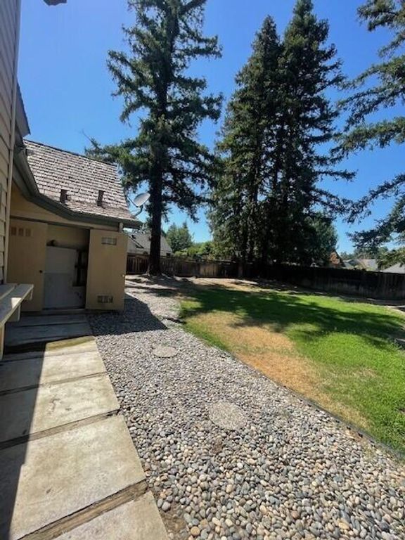 Image 45 of property listing at 144 E Parkview Avenue, Visalia, CA 93277