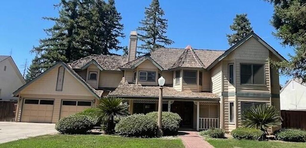 Image 5 of property listing at 144 E Parkview Avenue, Visalia, CA 93277