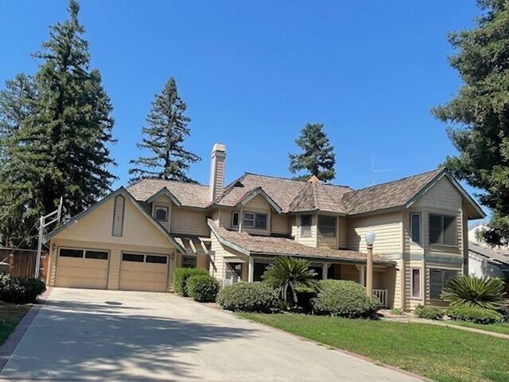Image 6 of property listing at 144 E Parkview Avenue, Visalia, CA 93277