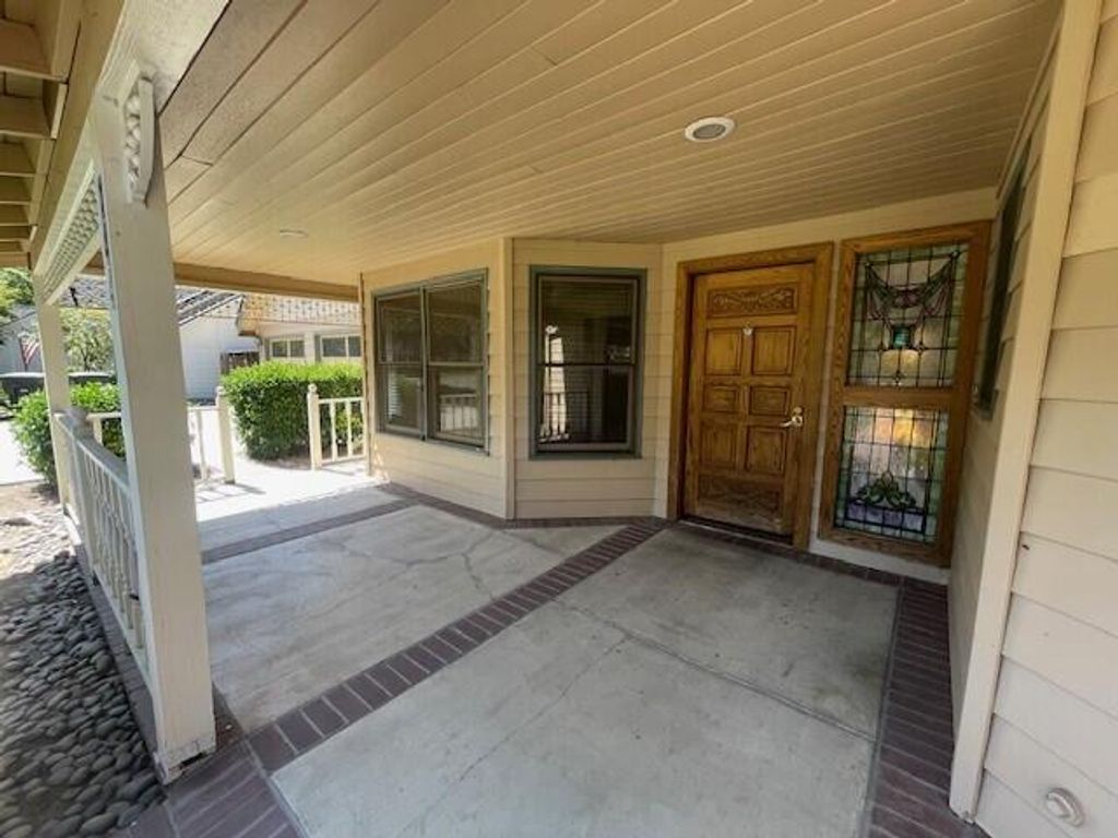 Image 8 of property listing at 144 E Parkview Avenue, Visalia, CA 93277