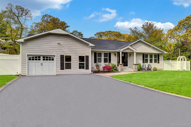 4 Saint Marks Place, Stony Brook, NY 11790