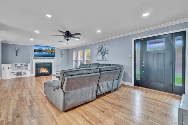 4 Saint Marks Place, Stony Brook, NY 11790