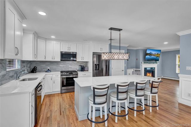 4 Saint Marks Place, Stony Brook, NY 11790