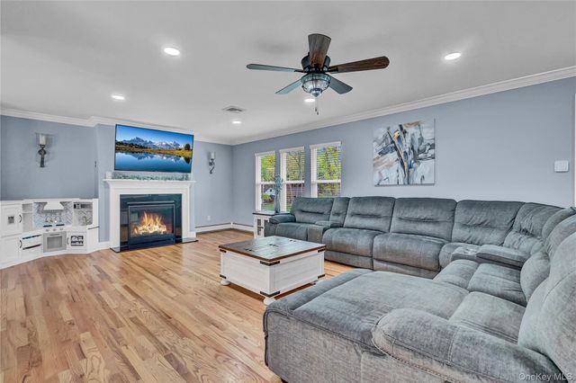 4 Saint Marks Place, Stony Brook, NY 11790