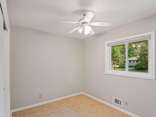 10909 Oak Knoll Terrace S, Minnetonka, MN 55305
