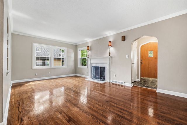 1305 Creston Avenue, Des Moines, IA 50315