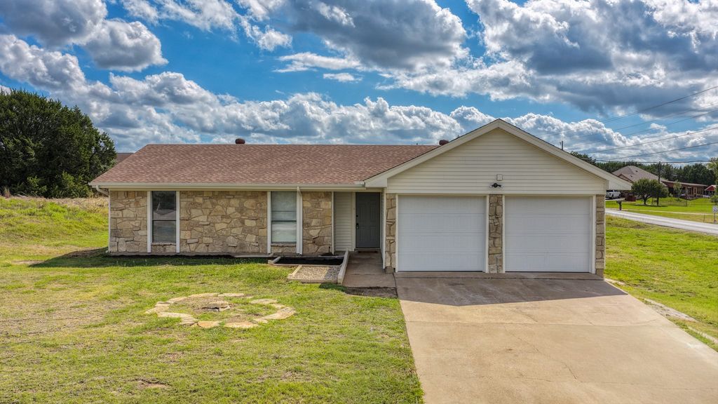901 W Apache Trail, Granbury, TX 76048 — photo 2
