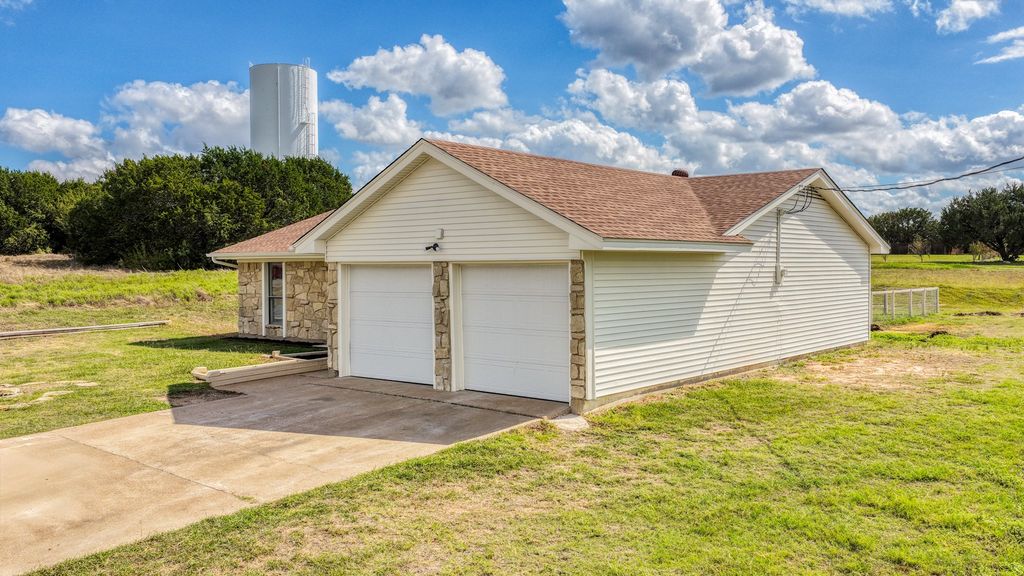 901 W Apache Trail, Granbury, TX 76048 — photo 4