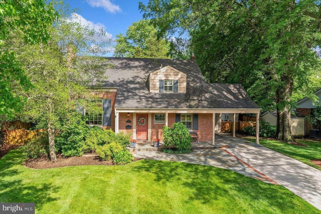 Image 2 of property listing at 9005 GREYLOCK ST, Alexandria, VA 22308