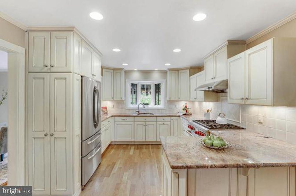 Image 12 of property listing at 9005 GREYLOCK ST, Alexandria, VA 22308