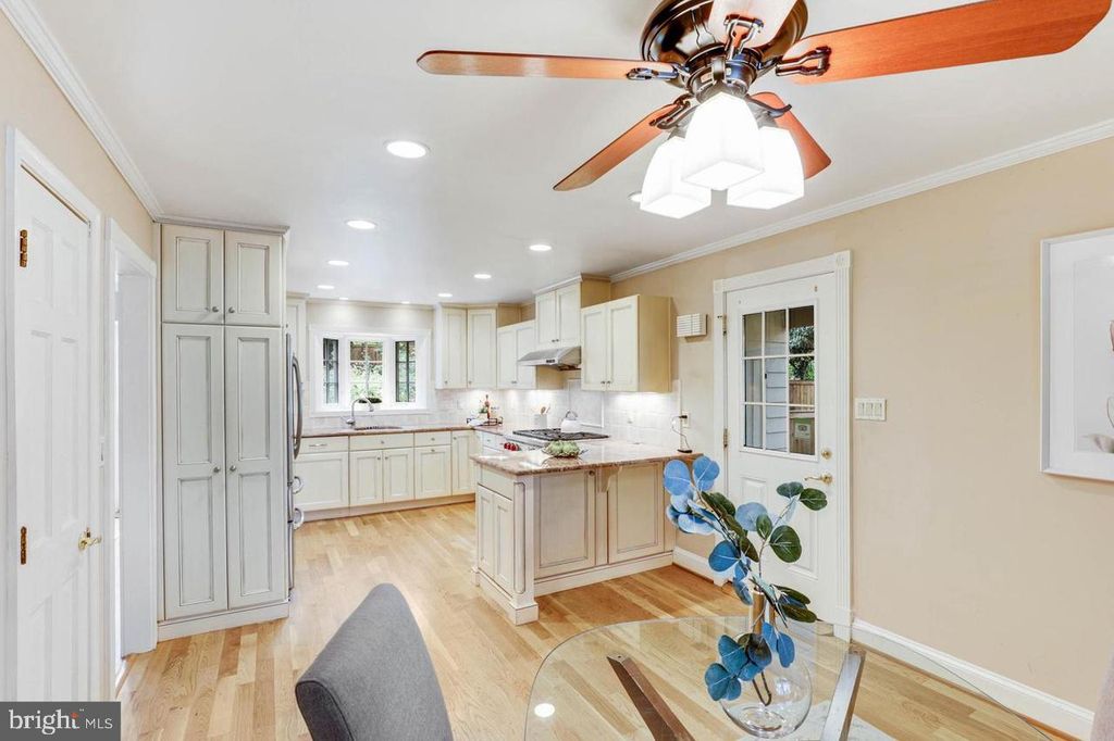 Image 13 of property listing at 9005 GREYLOCK ST, Alexandria, VA 22308