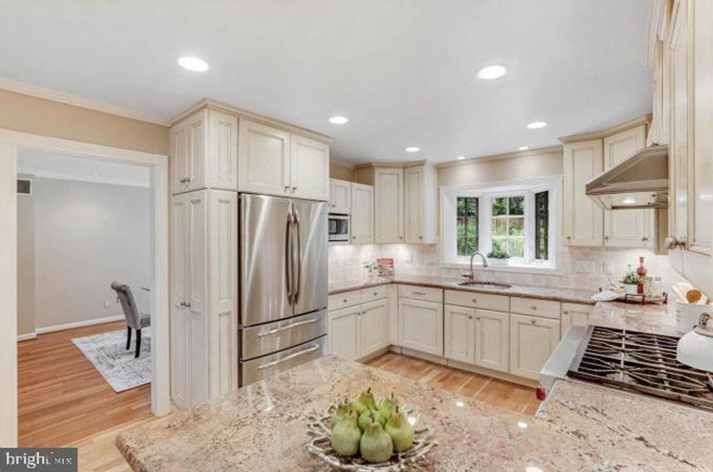 Image 14 of property listing at 9005 GREYLOCK ST, Alexandria, VA 22308