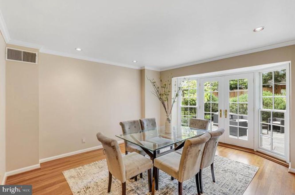 Image 16 of property listing at 9005 GREYLOCK ST, Alexandria, VA 22308