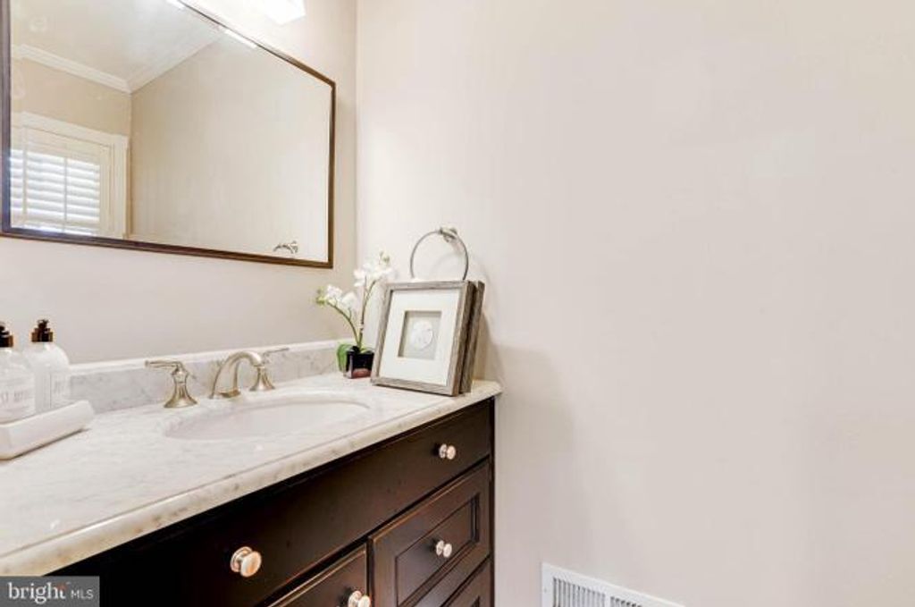 Image 18 of property listing at 9005 GREYLOCK ST, Alexandria, VA 22308