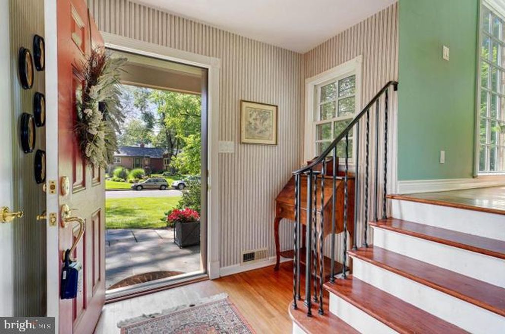 Image 3 of property listing at 9005 GREYLOCK ST, Alexandria, VA 22308