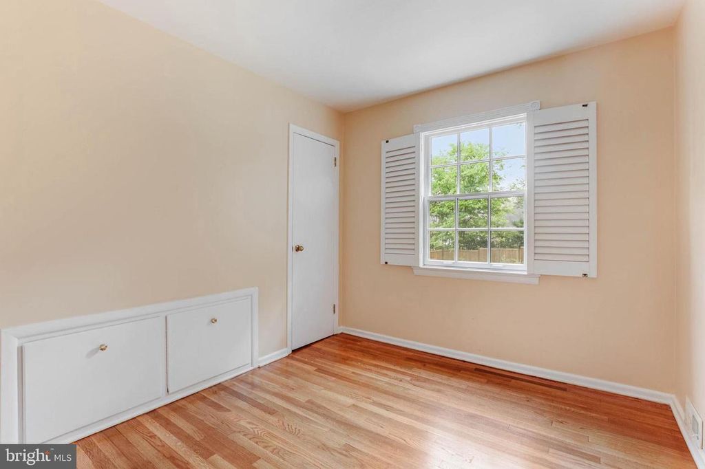 Image 25 of property listing at 9005 GREYLOCK ST, Alexandria, VA 22308