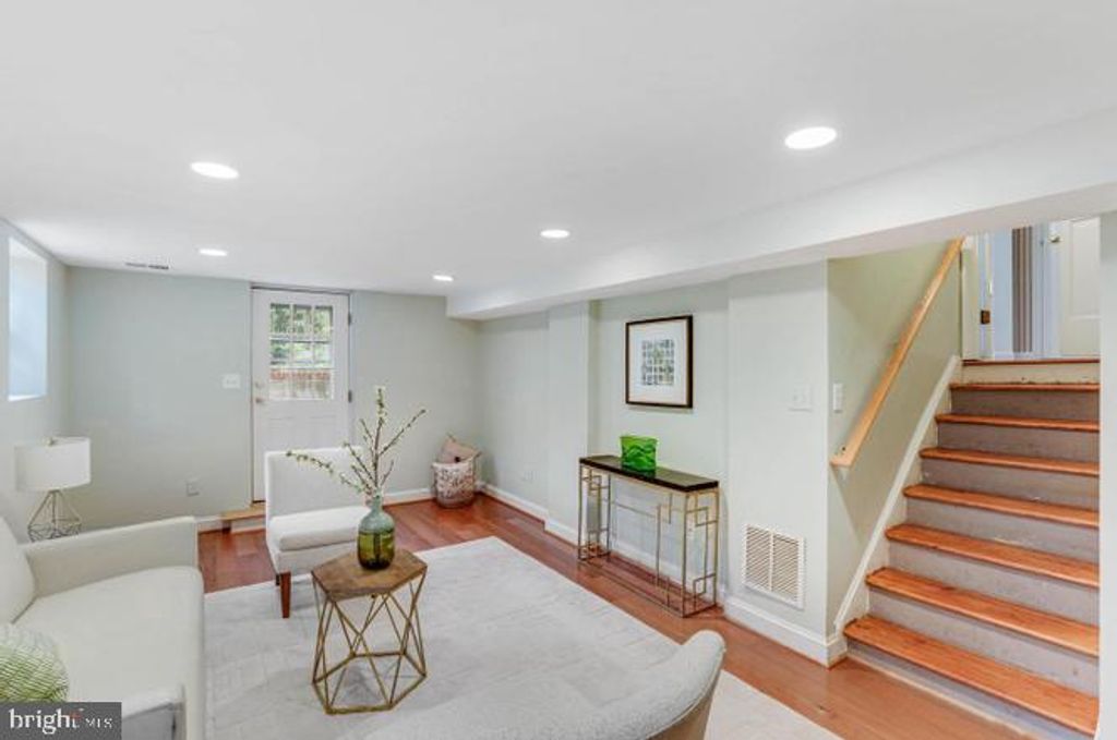 Image 27 of property listing at 9005 GREYLOCK ST, Alexandria, VA 22308