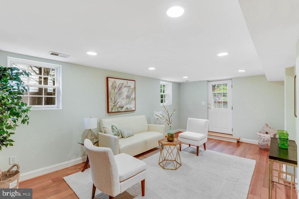 Image 28 of property listing at 9005 GREYLOCK ST, Alexandria, VA 22308