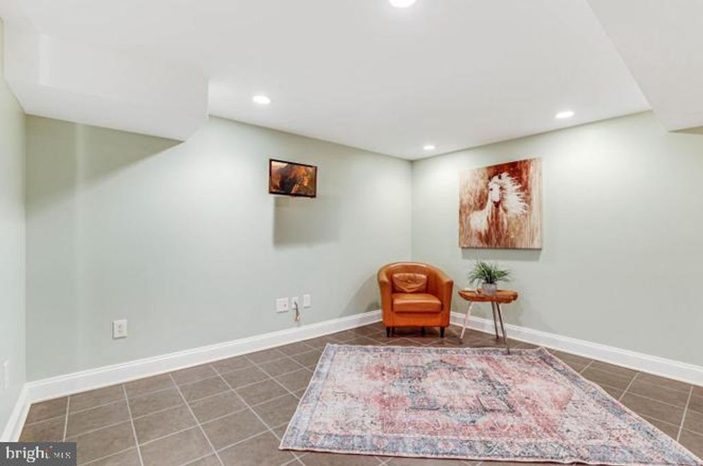 Image 29 of property listing at 9005 GREYLOCK ST, Alexandria, VA 22308