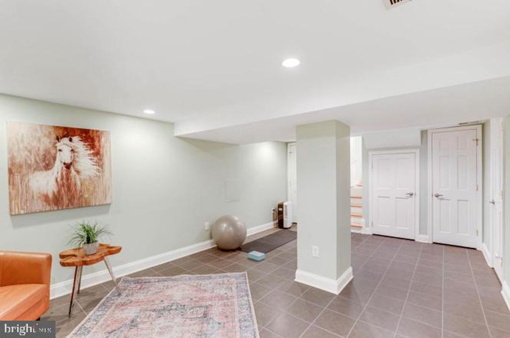 Image 30 of property listing at 9005 GREYLOCK ST, Alexandria, VA 22308