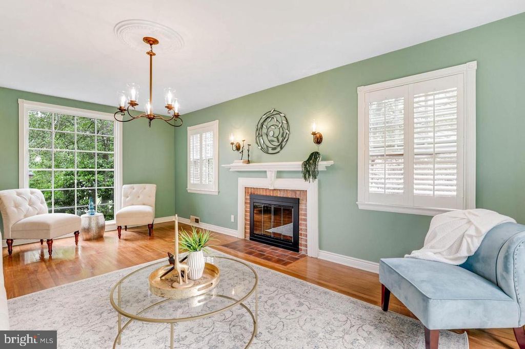 Image 4 of property listing at 9005 GREYLOCK ST, Alexandria, VA 22308