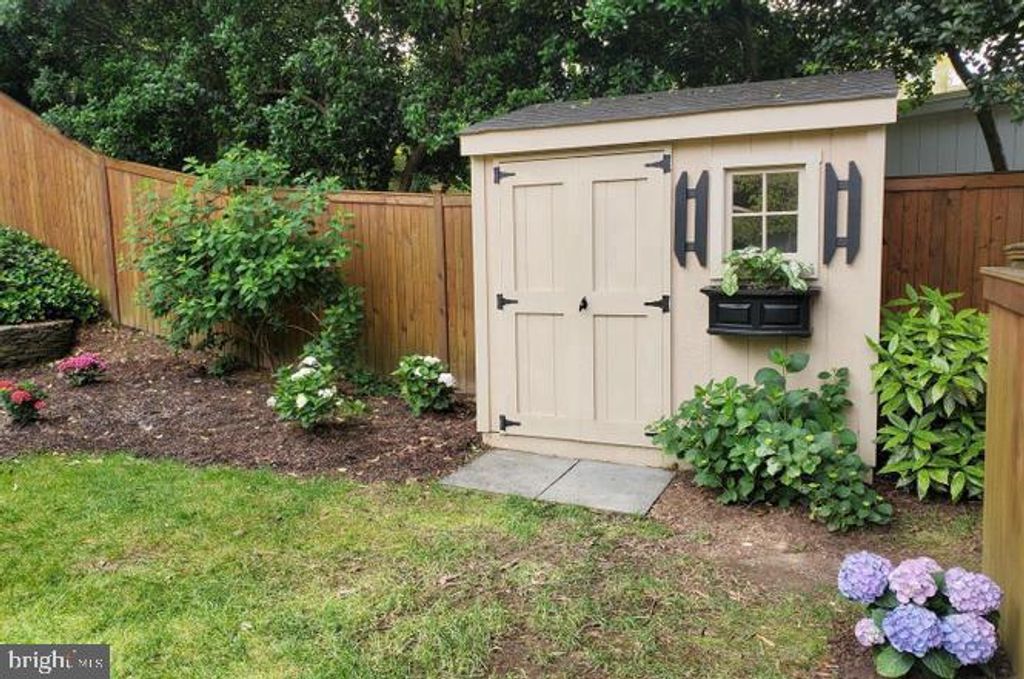 Image 40 of property listing at 9005 GREYLOCK ST, Alexandria, VA 22308