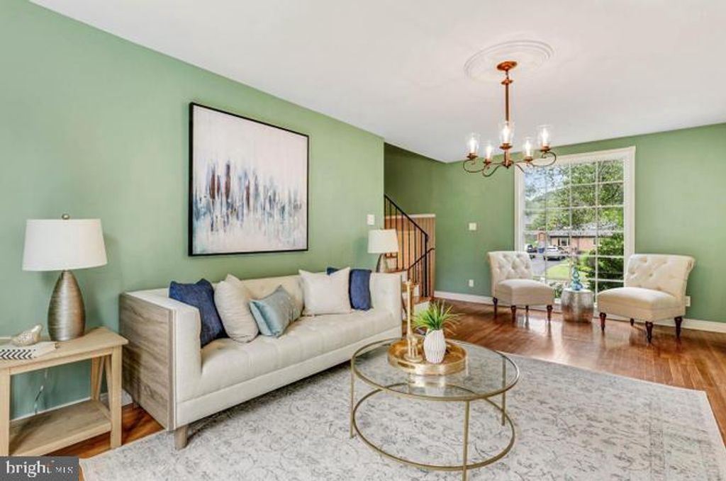 Image 5 of property listing at 9005 GREYLOCK ST, Alexandria, VA 22308