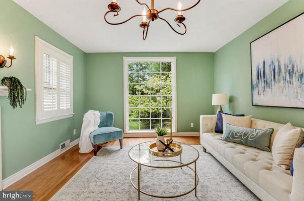 Image 6 of property listing at 9005 GREYLOCK ST, Alexandria, VA 22308