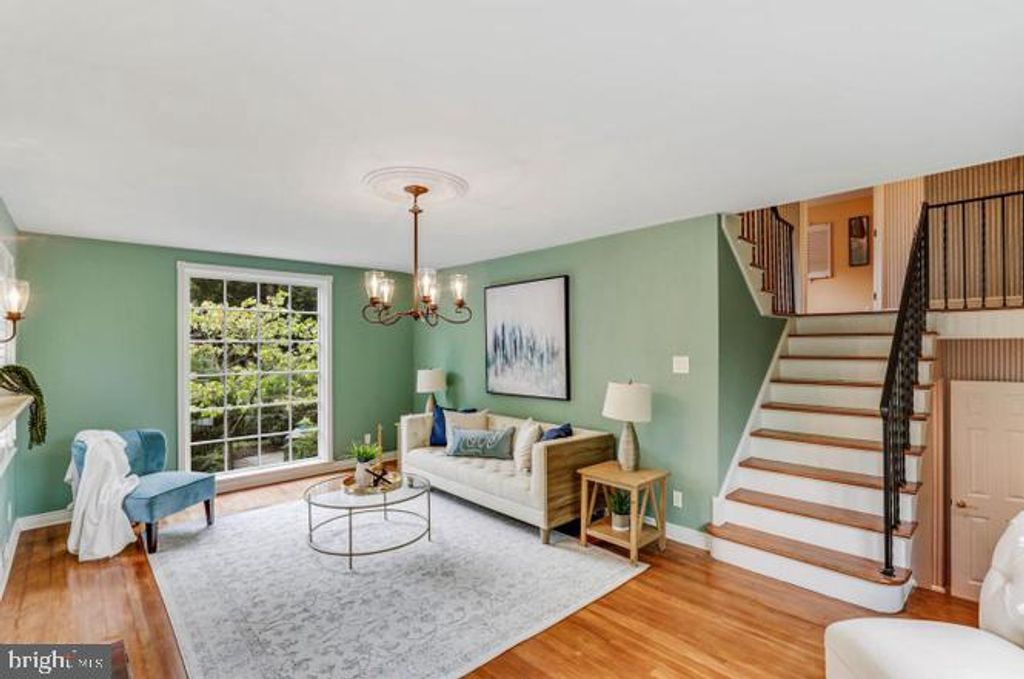 Image 7 of property listing at 9005 GREYLOCK ST, Alexandria, VA 22308